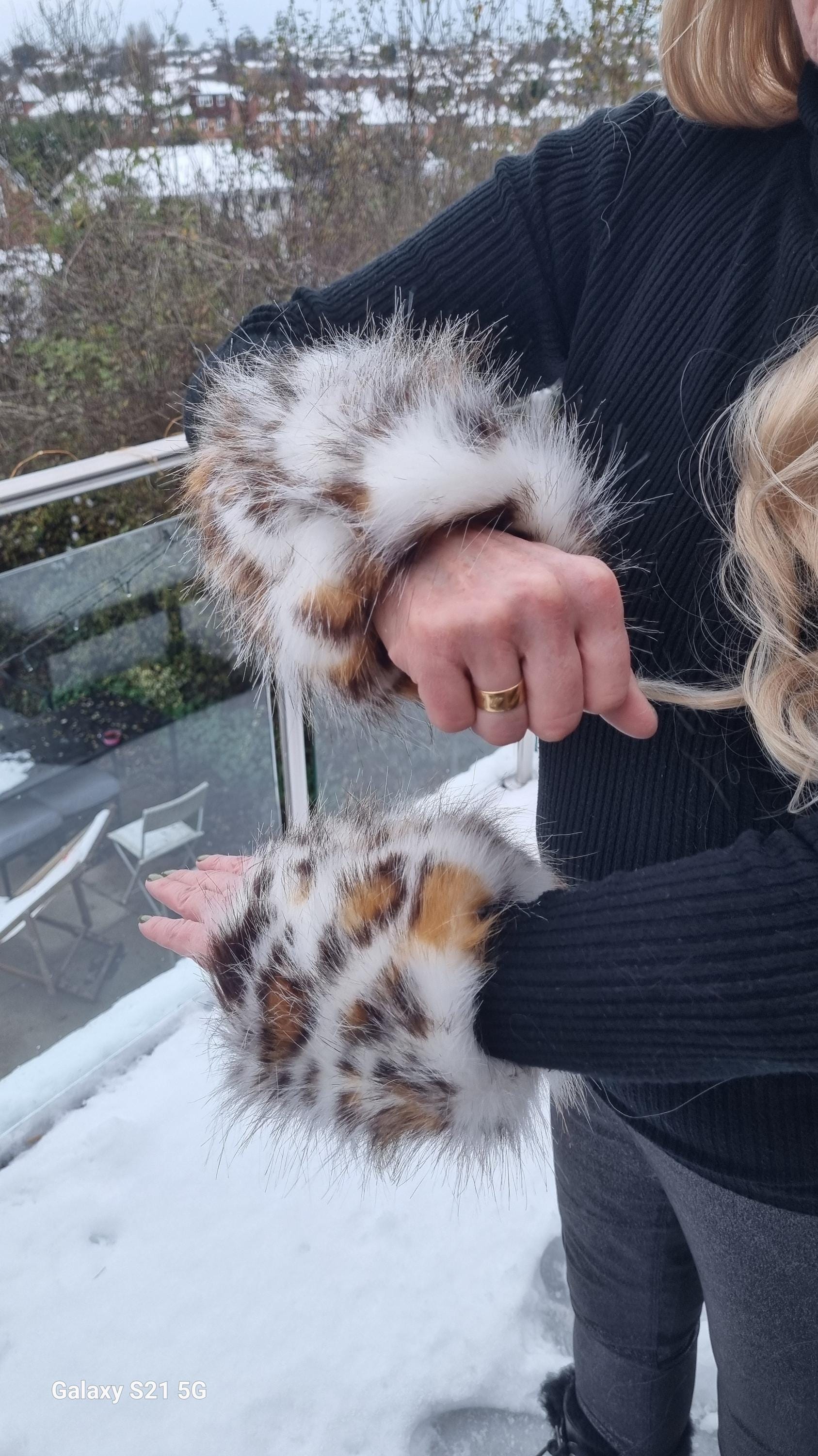 Long pile leopard faux fur cuffs elasticated one end